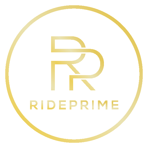 Goldenes Logo mit zwei stilisierten „R“-Buchstaben in einem goldenen Kreis und darunter dem Text „RIDEPRIME“.