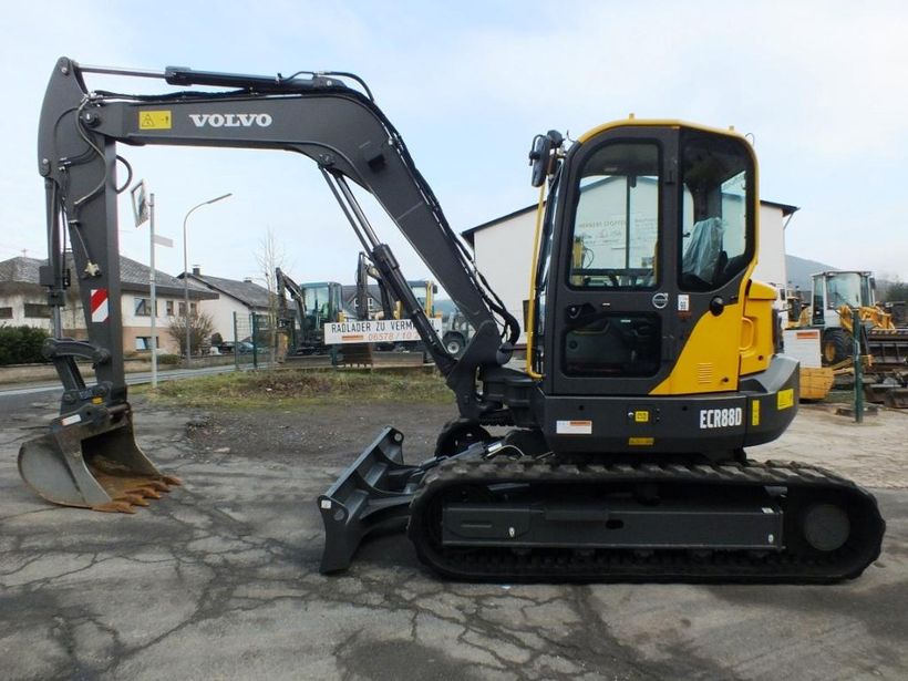 Tractopelle Volvo jaune et noir