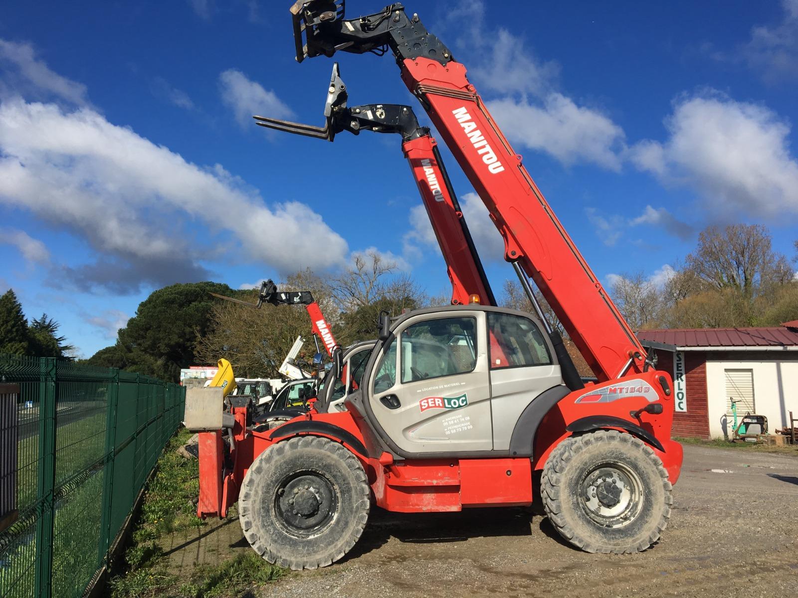 Engin de manutention jaune Manitou