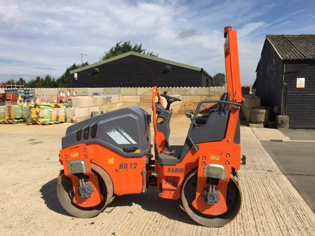 Rouleau-compresseur orange Hamm