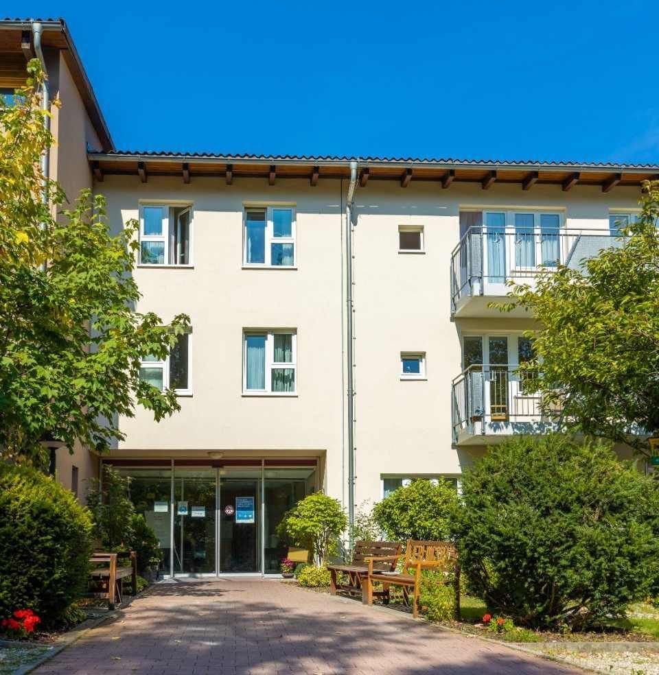 Außenansicht und Grünanlage des Senioren- und Pflegeheim 