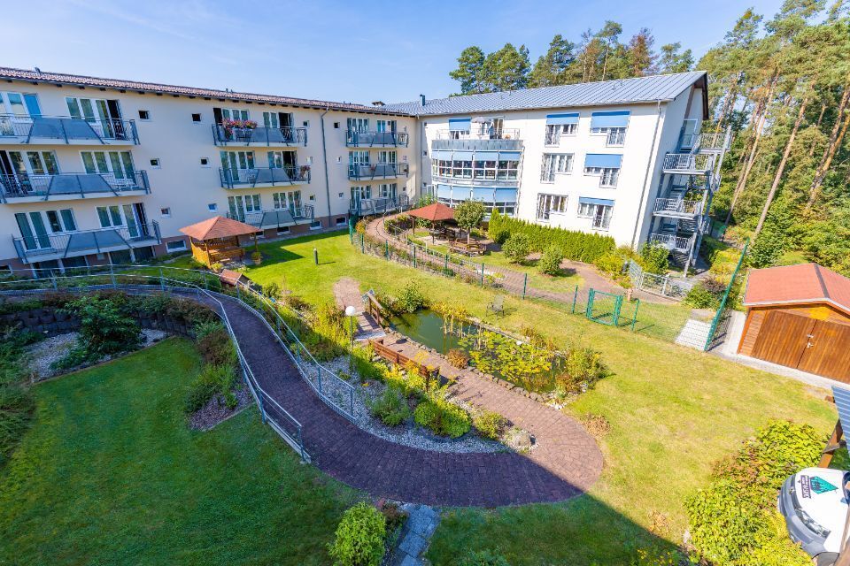 Außenansicht und Grünanlage des Senioren- und Pflegeheim 