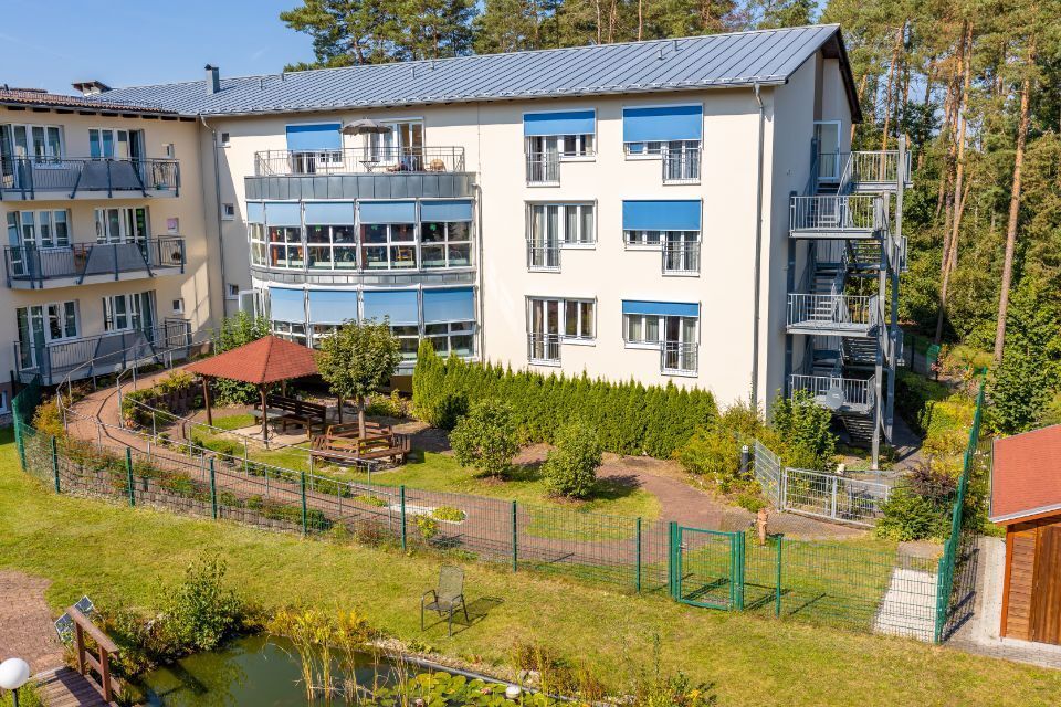 Außenansicht und Grünanlage des Senioren- und Pflegeheim