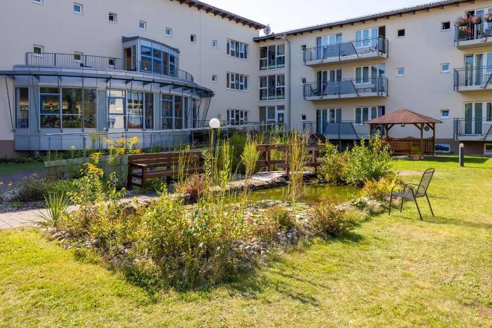 Außenansicht und Grünanlage des Senioren- und Pflegeheim 