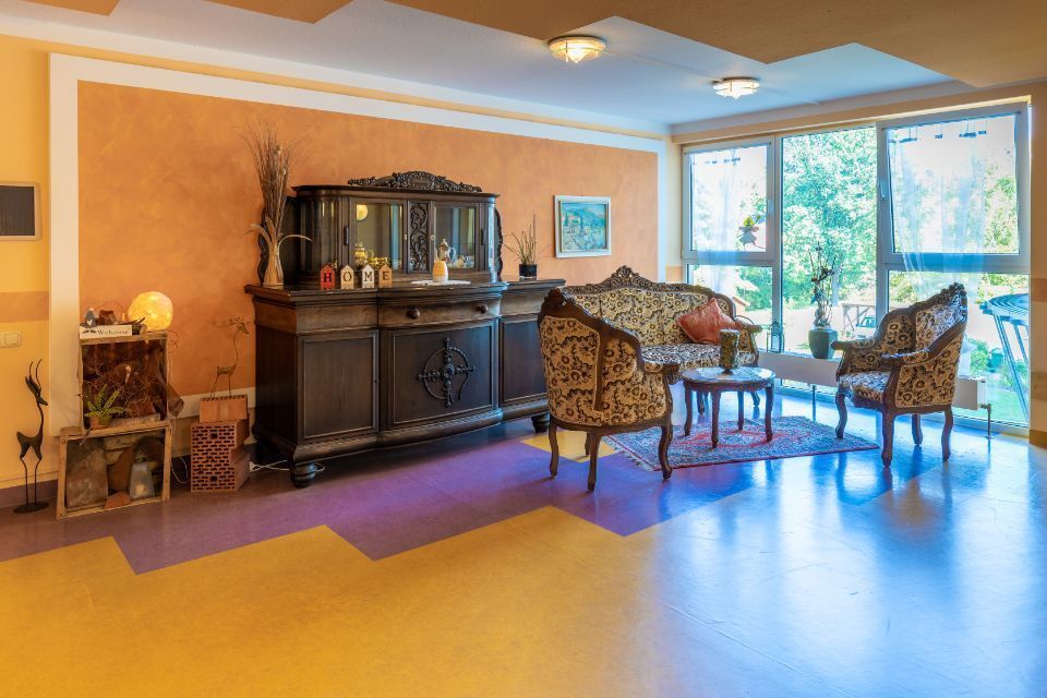 Sitzecke im Senioren- und Pflegeheim 