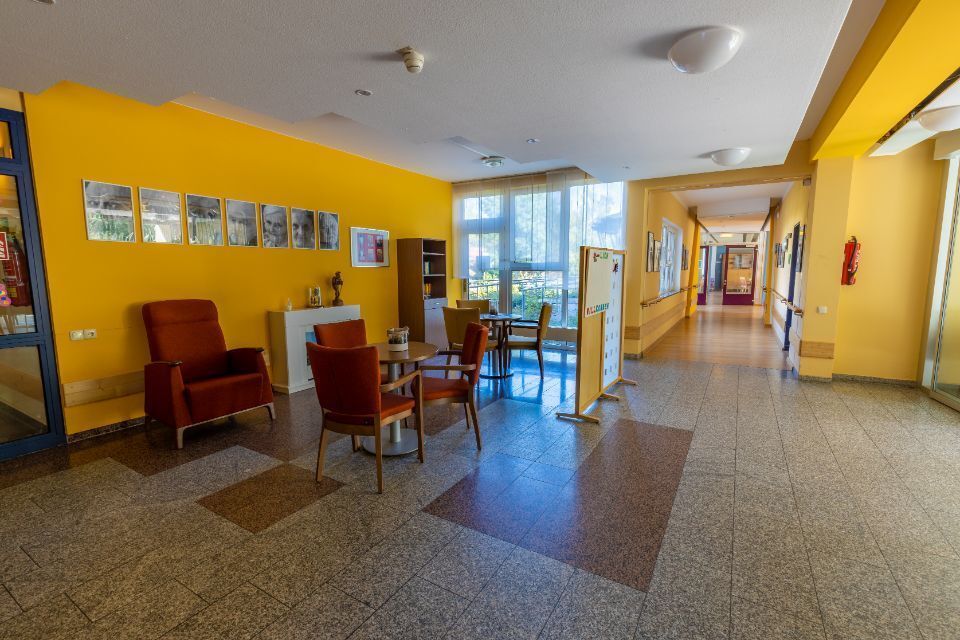 Sitzecke auf Etage im Senioren- und Pflegeheim 