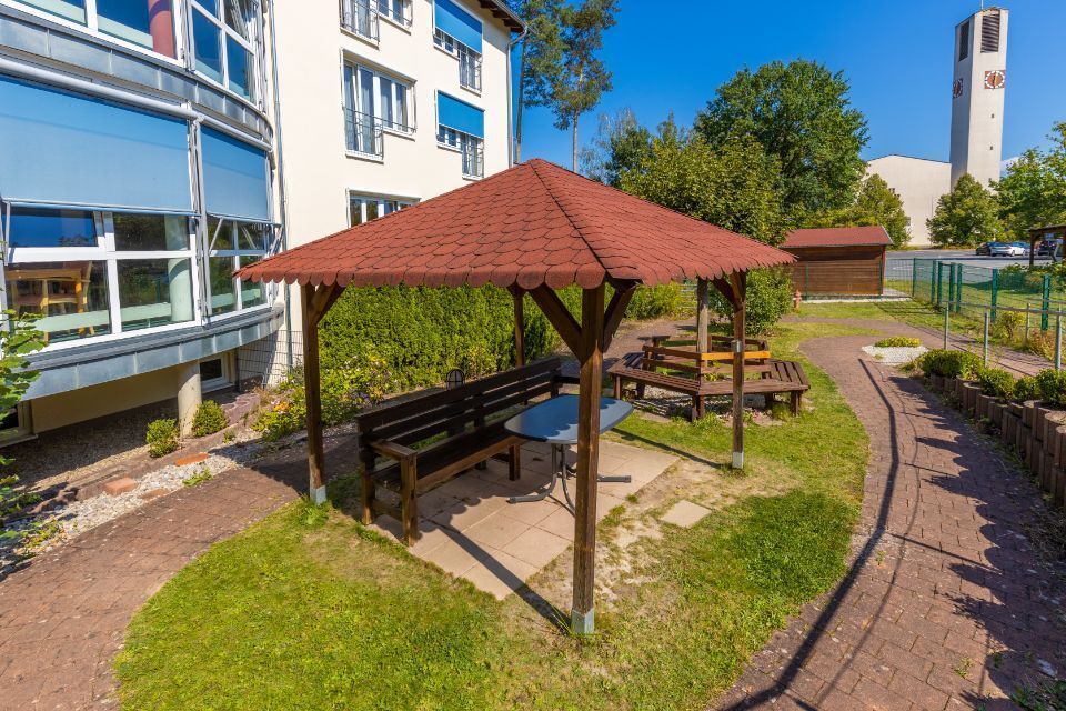 Überdachte Terrasse im Senioren- und Pflegeheim