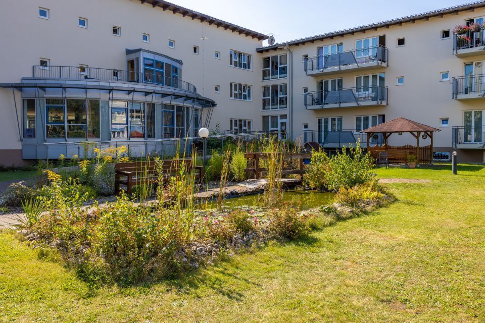 Außenansicht und Grünanlage des Senioren- und Pflegeheim 