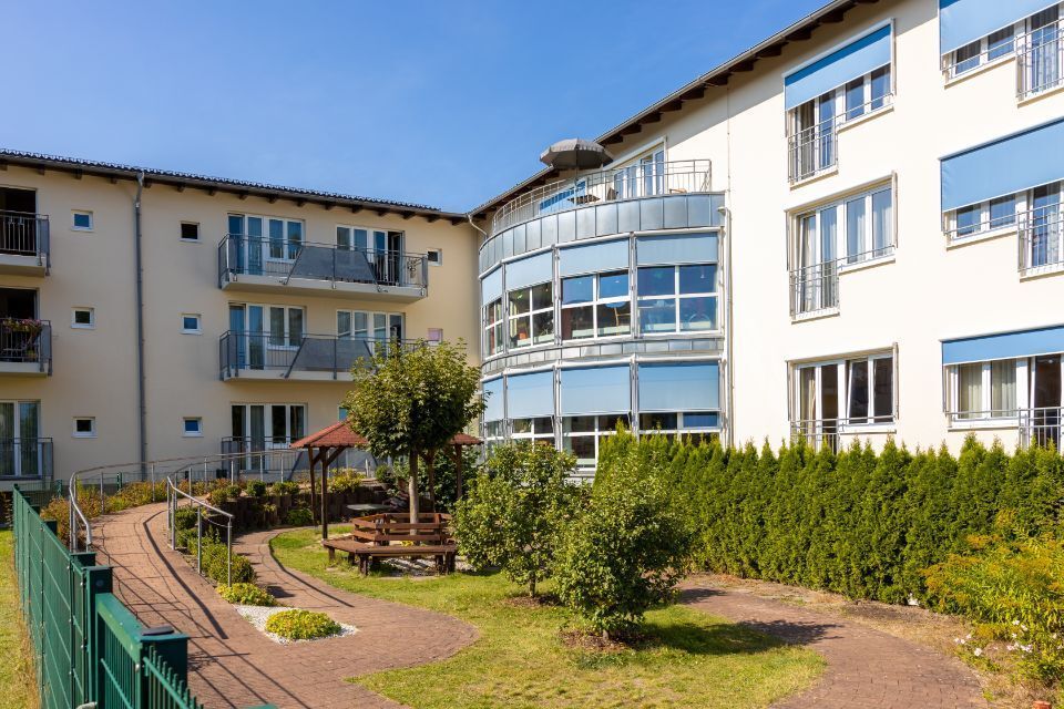 Außenansicht und Grünanlage des Senioren- und Pflegeheim