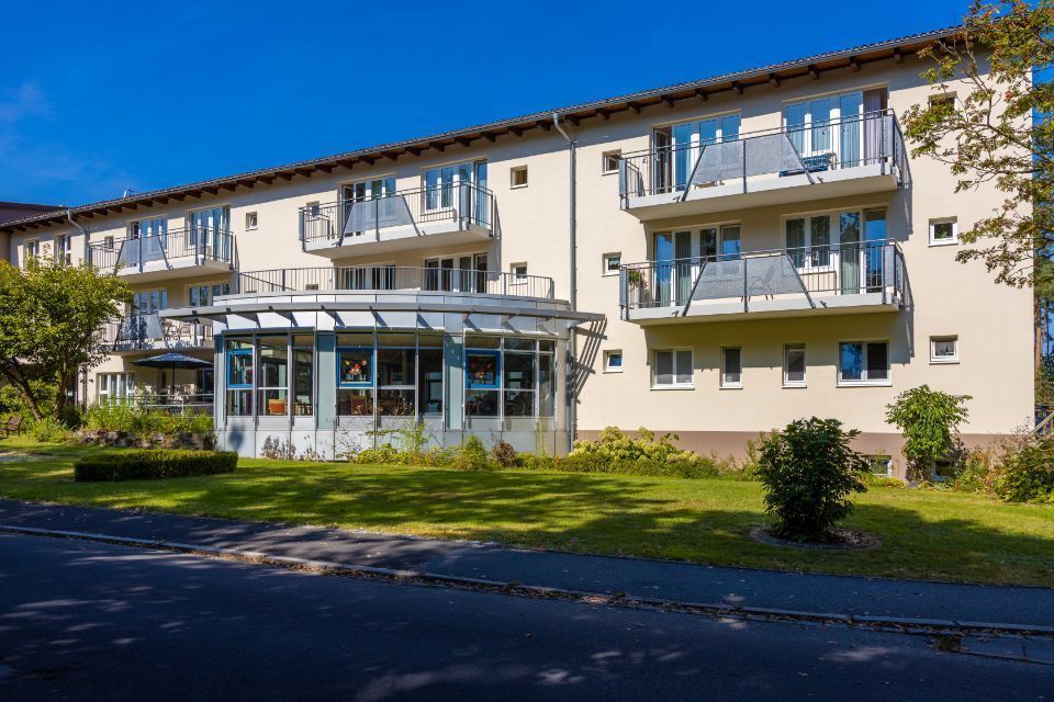 Außenansicht und Grünanlage des Senioren- und Pflegeheim 