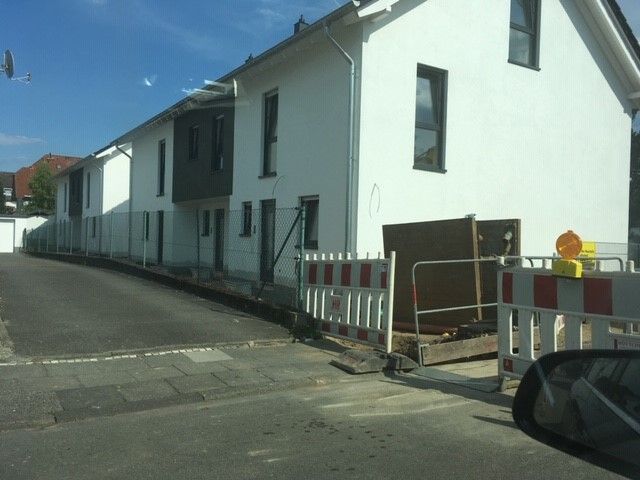 Ein weißes Haus mit einer rot-weißen Barriere davor