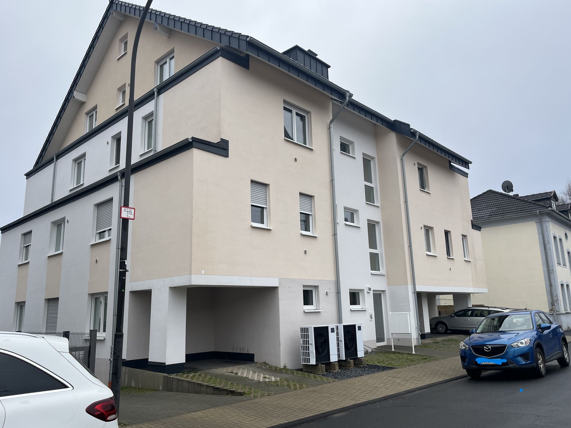 Ein blaues Auto steht vor einem Gebäude