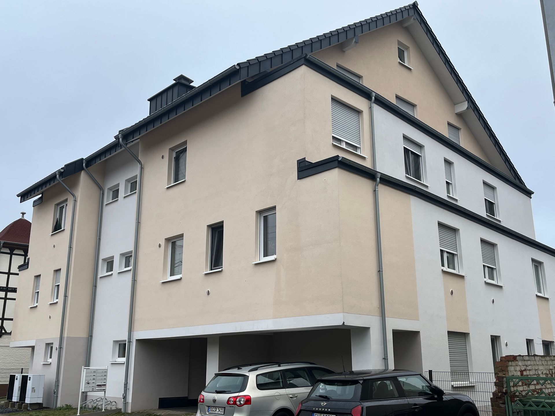 Ein großes Gebäude mit davor geparkten Autos