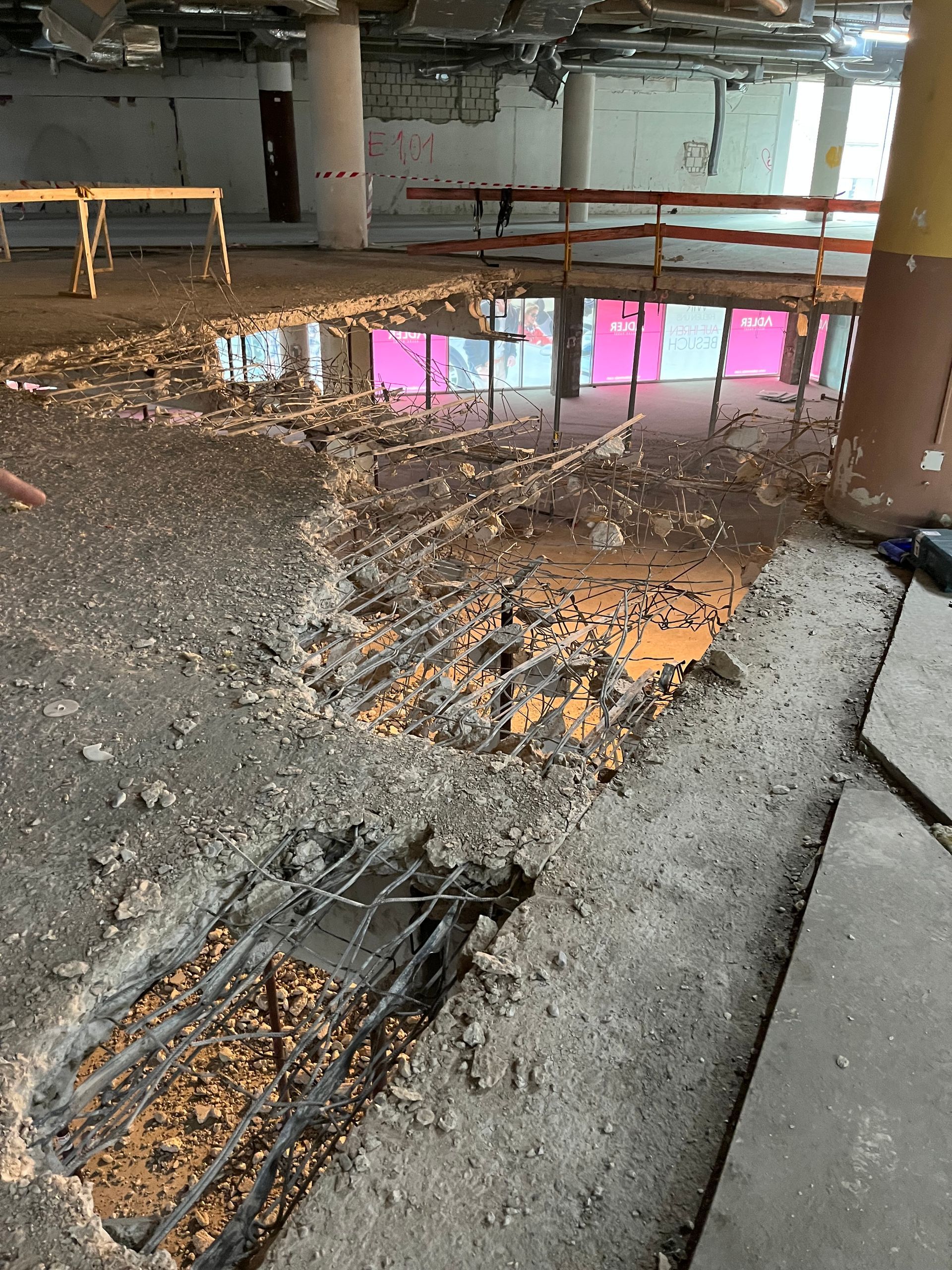 Ein Loch im Boden eines im Bau befindlichen Gebäudes.