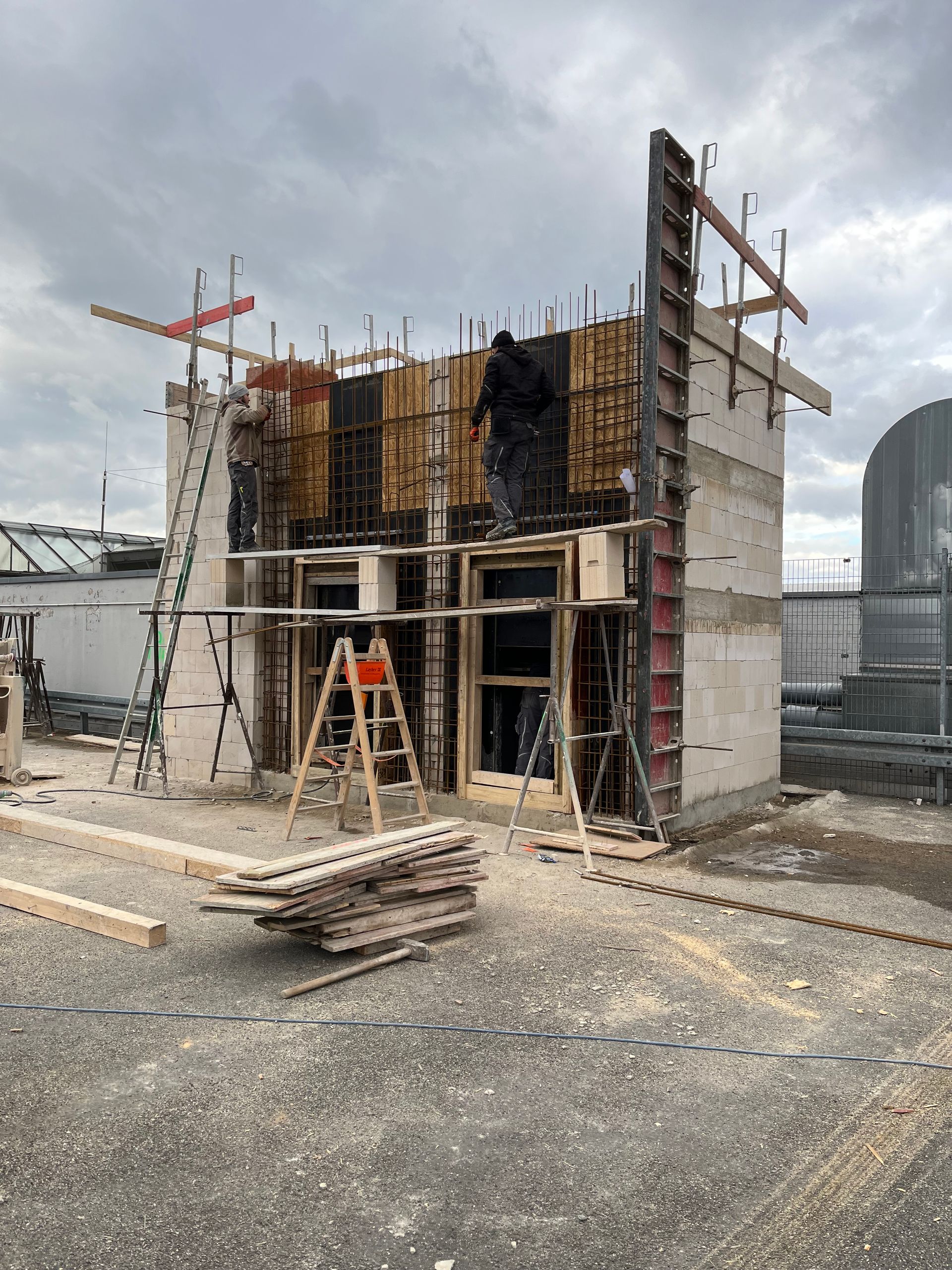Ein Mann steht auf einem im Bau befindlichen Gebäude.