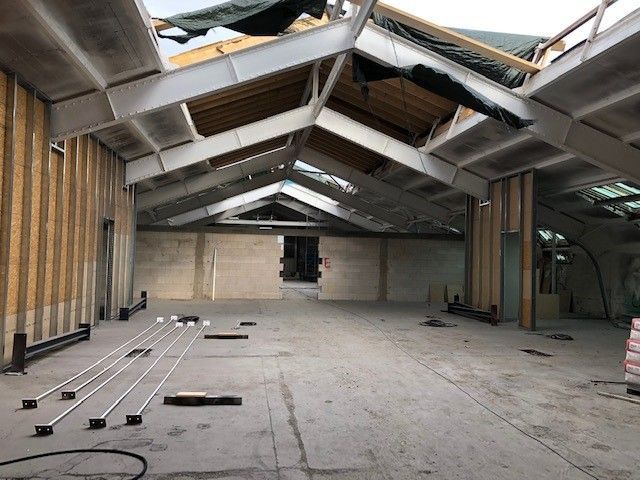 Ein großer leerer Raum mit fehlendem Dach