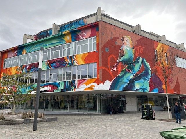 Ein großes Gebäude mit einem Wandgemälde an der Seite