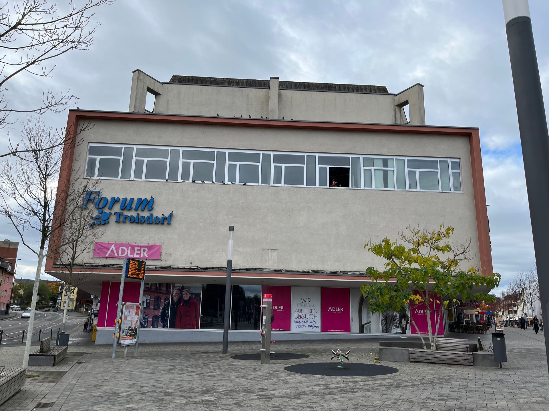 Ein großes Gebäude mit dem Wort Forum darauf