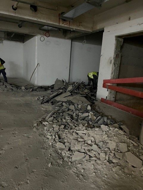 Eine Gruppe Bauarbeiter arbeitet an einem Gebäude.