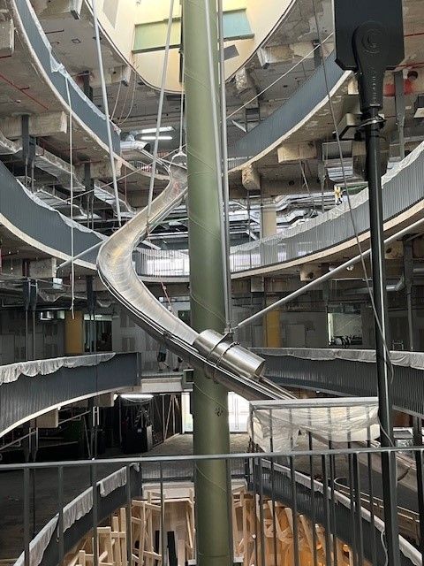 In einem im Bau befindlichen Gebäude wird eine Achterbahn gebaut.