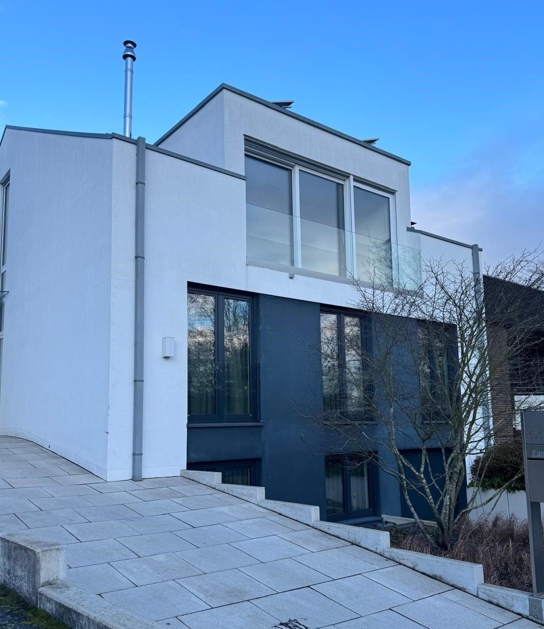 Ein weißes Haus mit einer Treppe, die hinaufführt