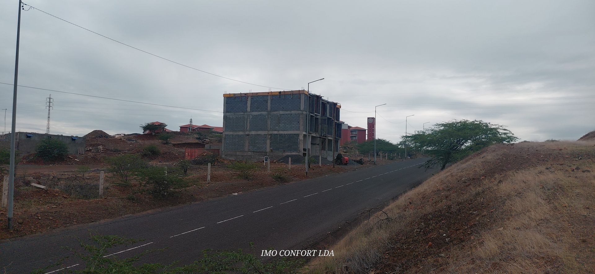 Um espaço de convivência moderno com cozinha americana. 
