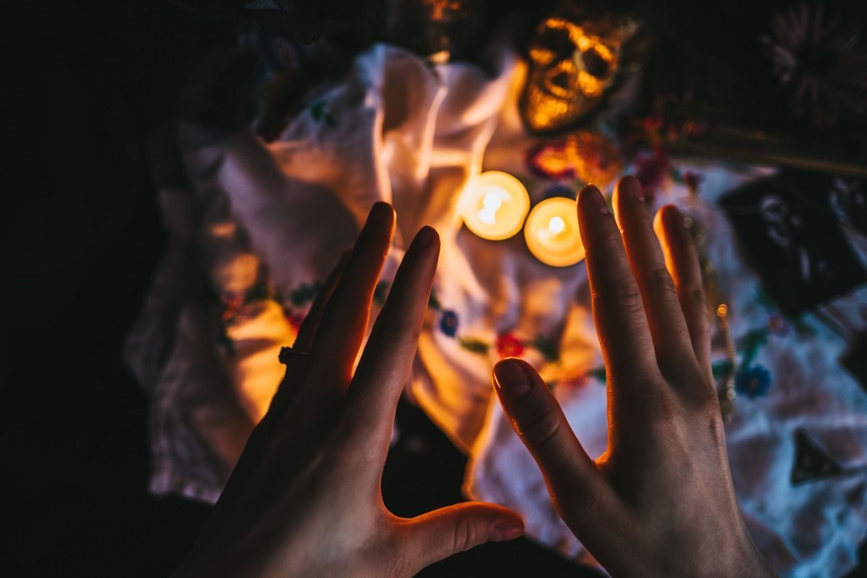 Una persona está tocando un fuego con sus manos.