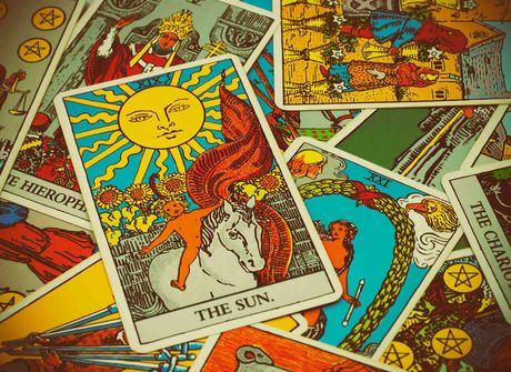 Una pila de cartas del tarot, incluido el sol.