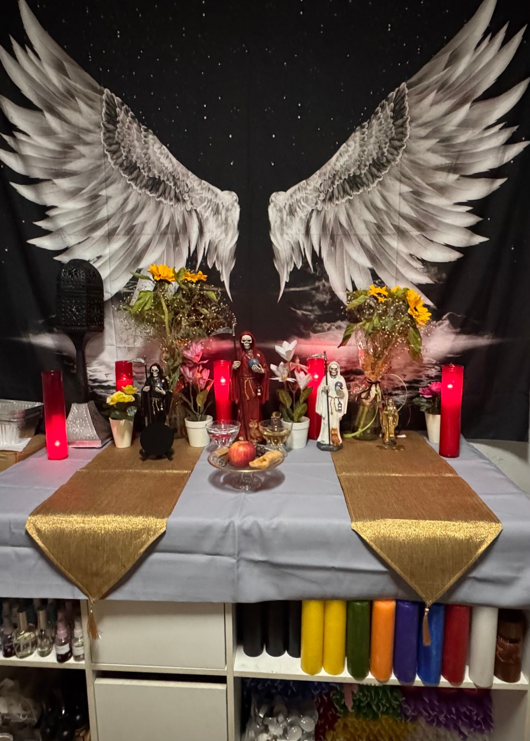 Una mesa con una imagen de alas de ángel sobre ella.