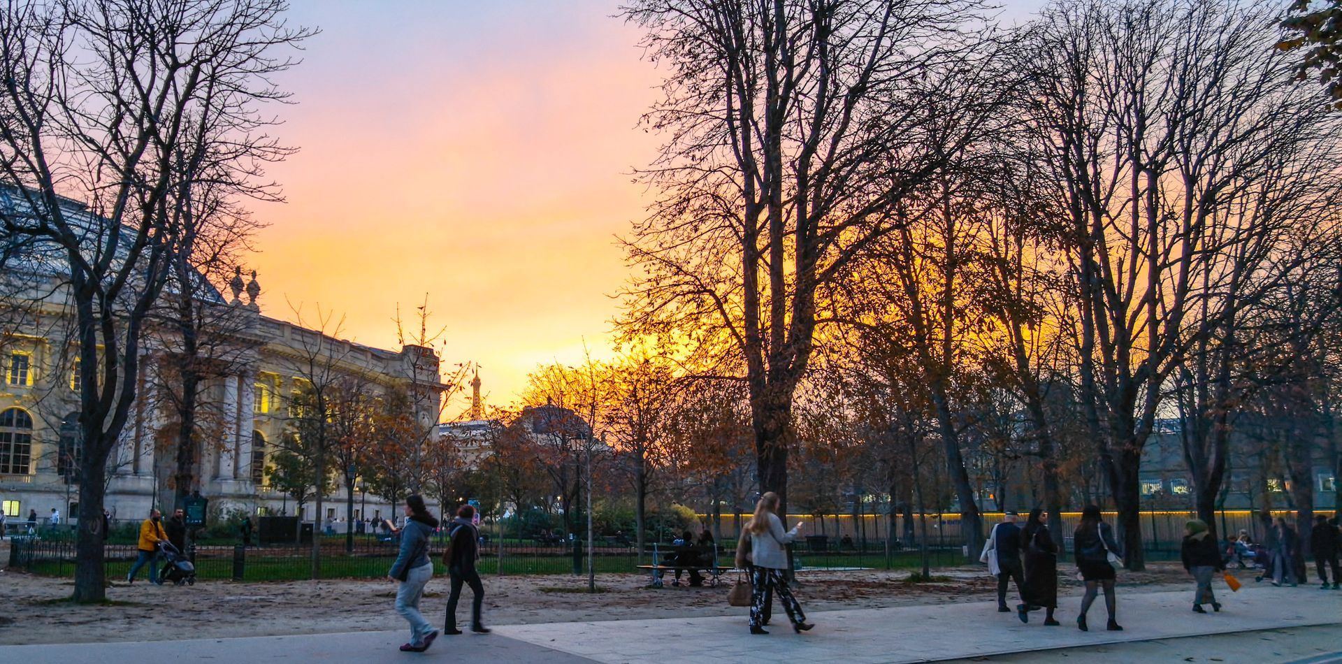 Sun Down near Grand Palais