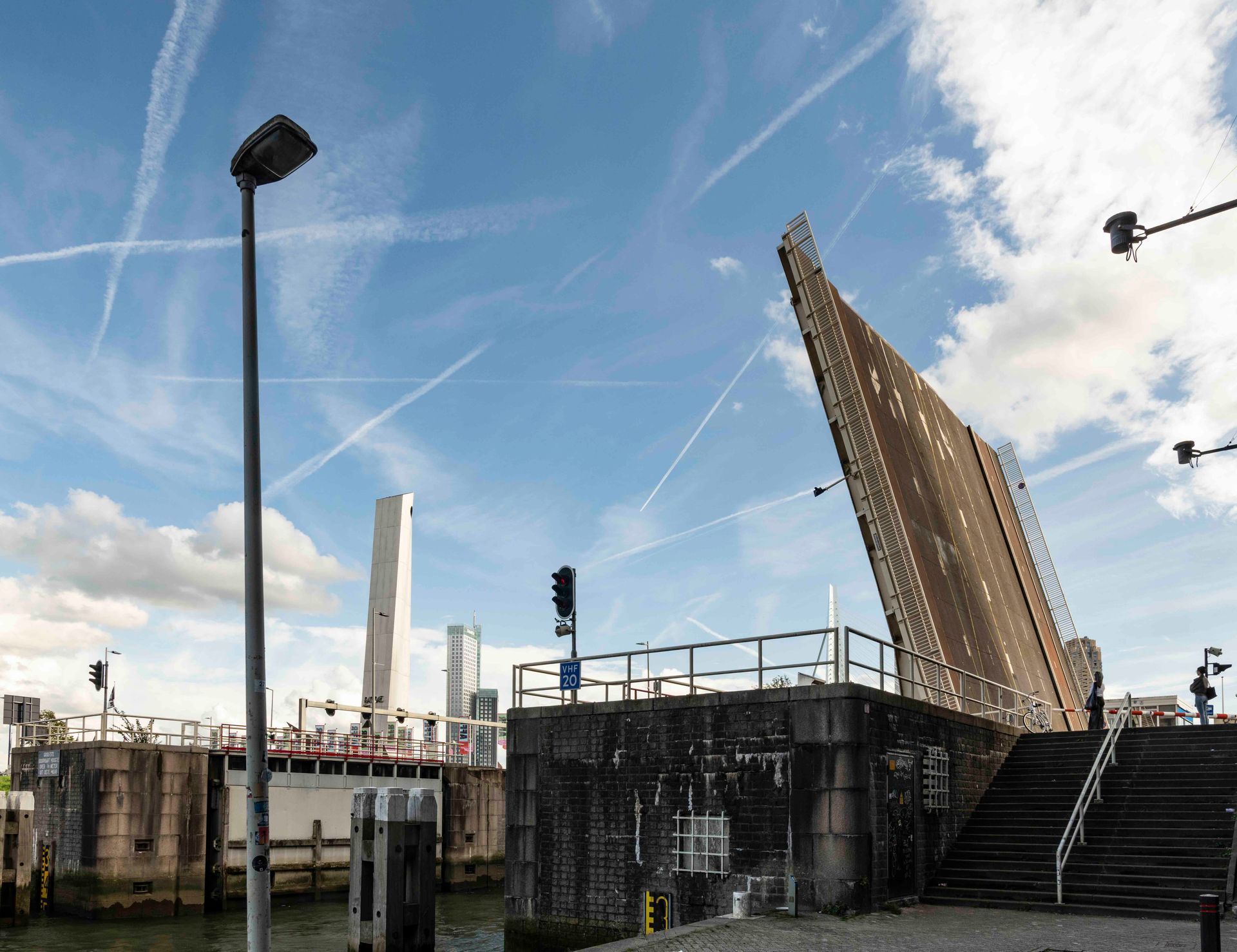 Leuvehaven open Bridge