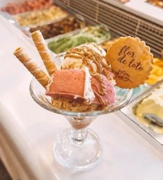 Helado en un plato de cristal con barquillos y un cartel que dice “flor de loto”.