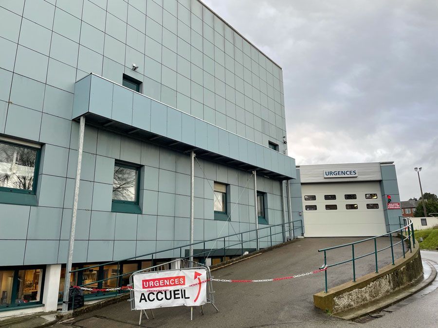 Photo de fin de chantier de la pose d'une passerelle dans un hopital