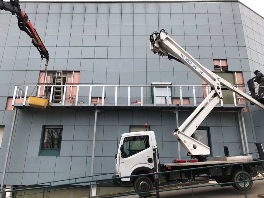 Chantier en cours de la pose d'une passerelle dans un hopital
