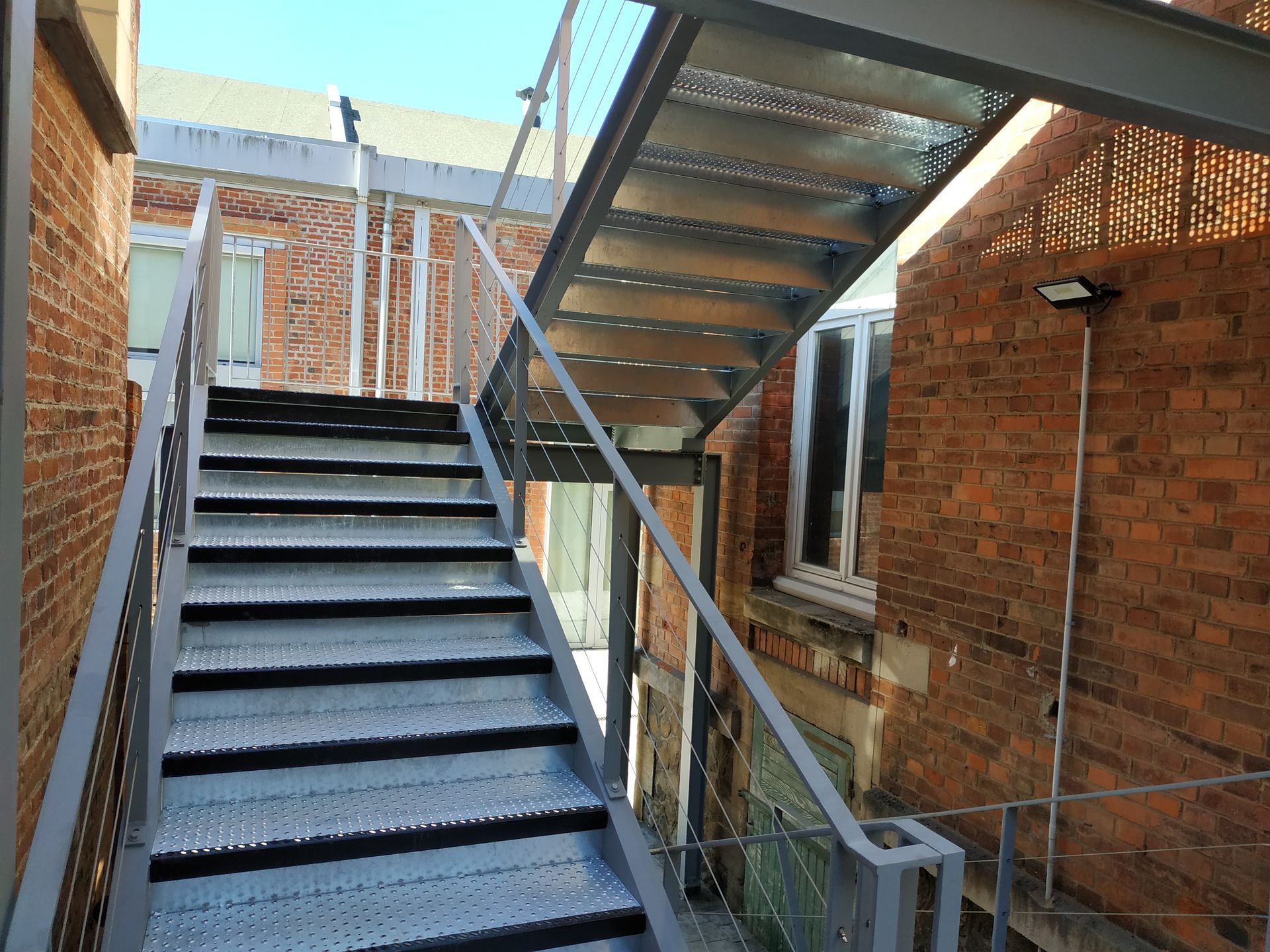 Escalier pour accès à 2 niveaux 8