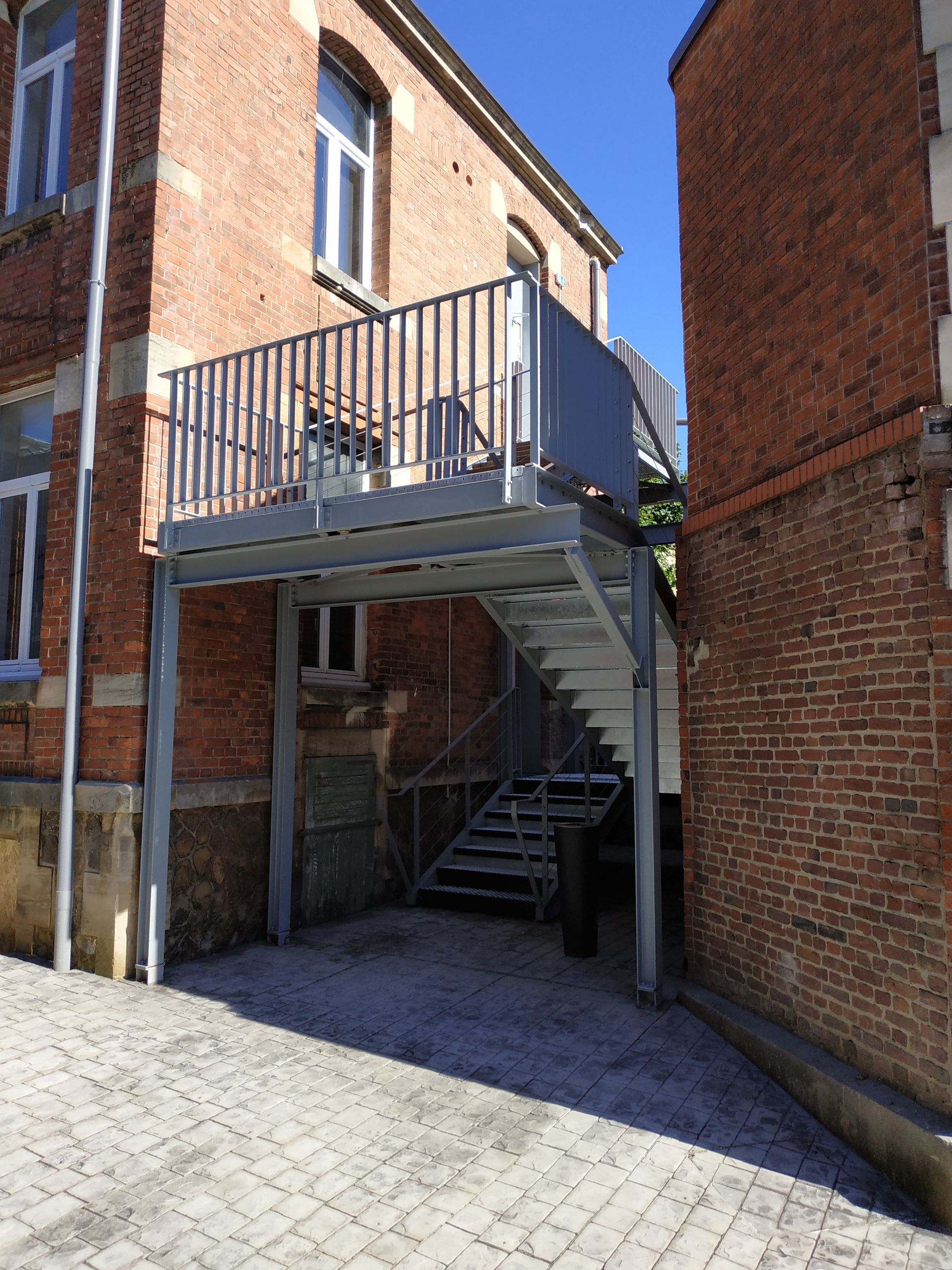 Escalier pour accès à 2 niveaux 5