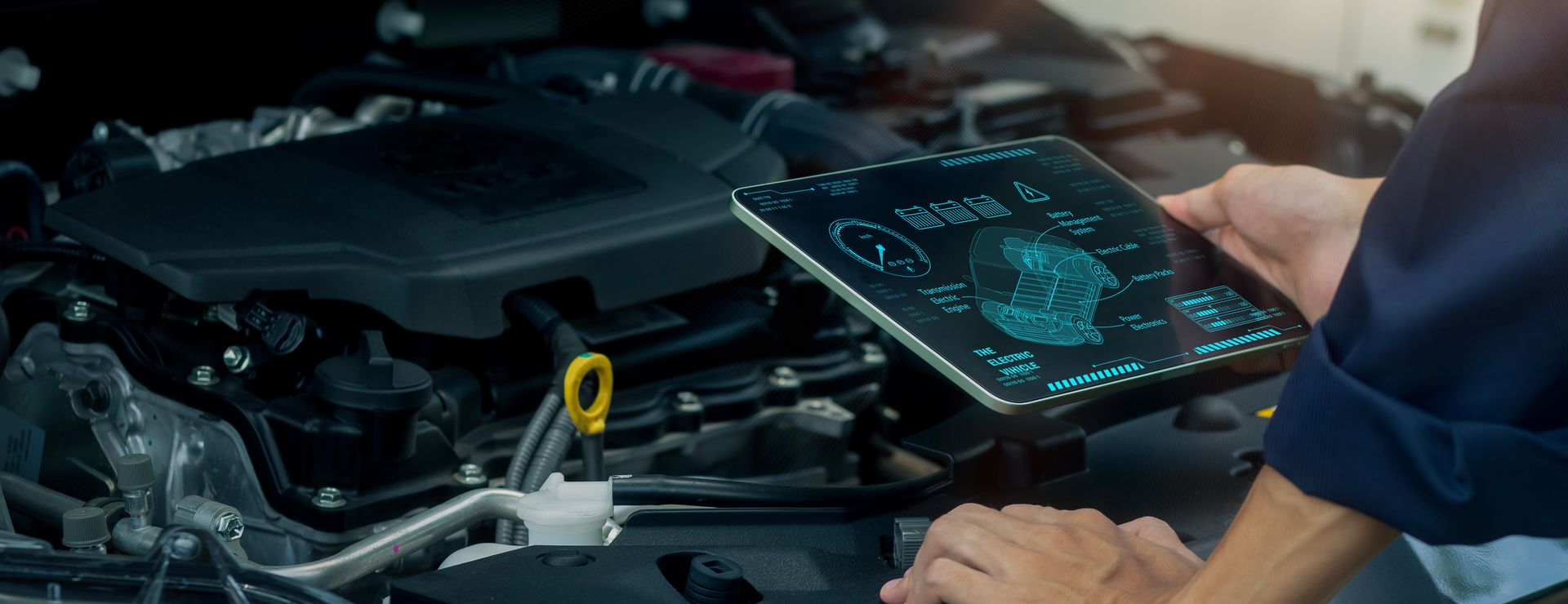 Un mécanicien utilise une tablette pour effectuer un diagnostic numérique.