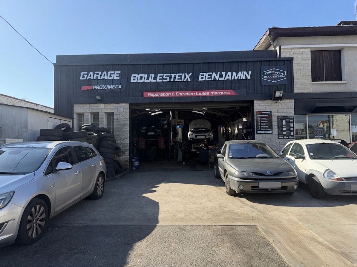 GARAGE BOULESTEIX BENJAMIN, un atelier de réparation automobile avec des voitures garées devant.