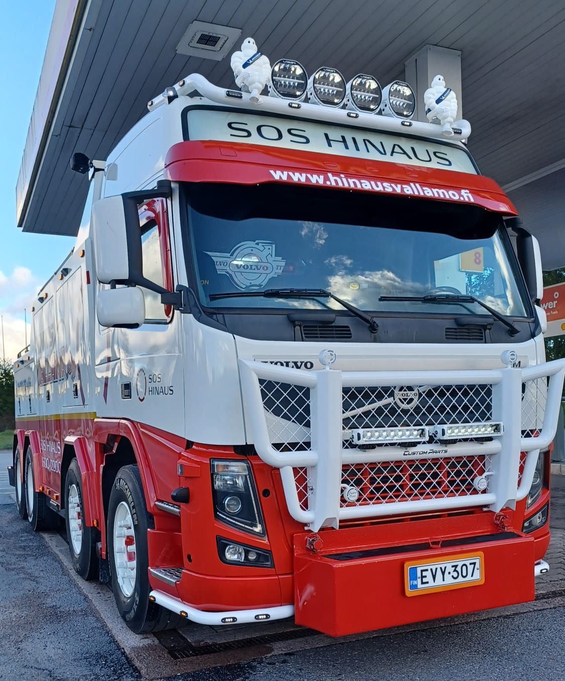 Hinauspalvelu Hinaus Vallamo Oy:n Volvo FM12 -hinausauto raskaan kaluston hinaukseen. Soveltuu kuorma-autojen, linja-autojen, työkoneiden, kappaletavarakuljetusten ja tankkiautojen siirtoon.