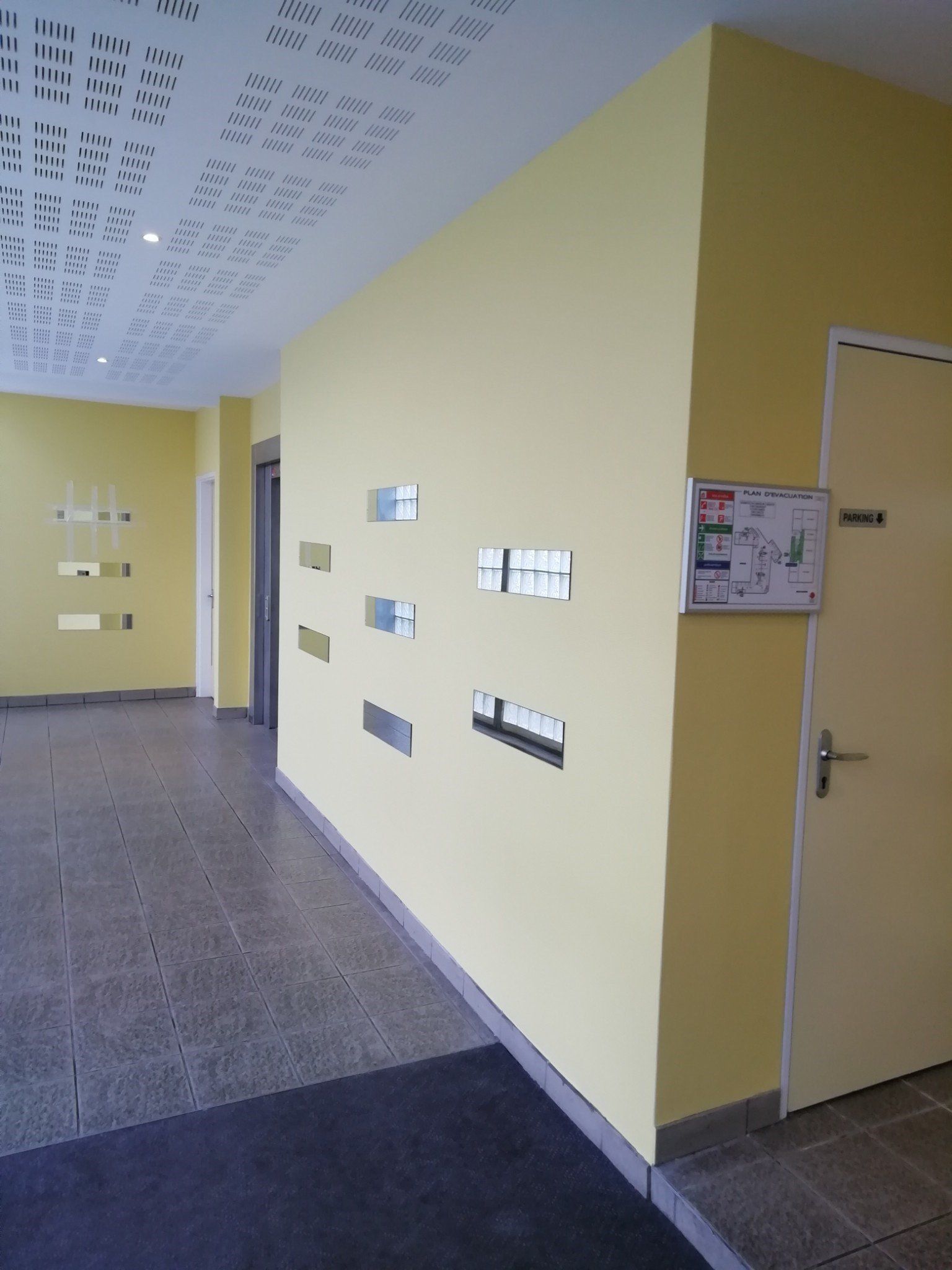 Intérieur d'un salon au murs gris et vert foncé