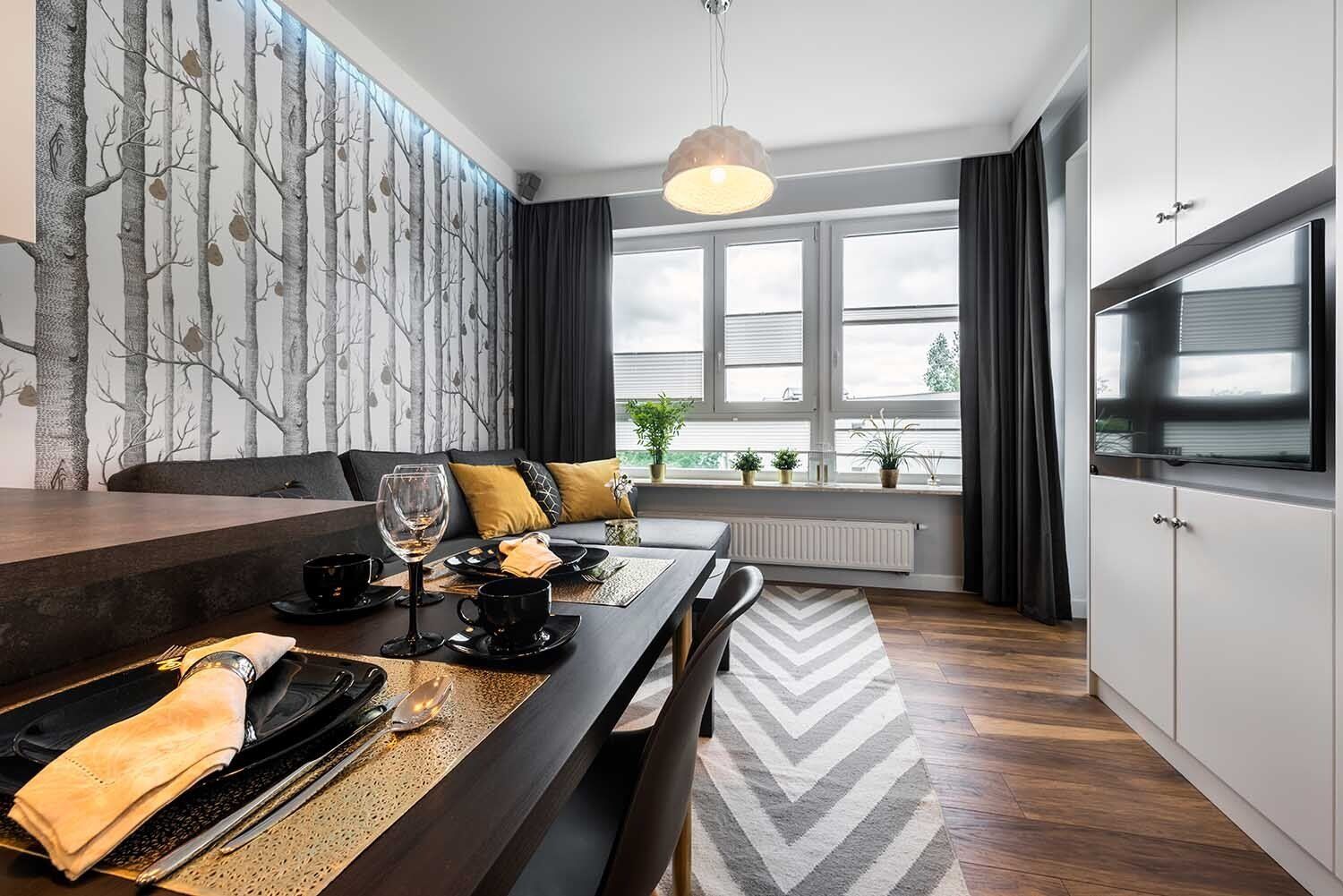 Salon aménagé avec un papier peint arbre