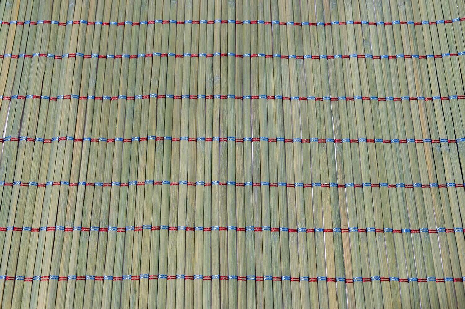 Paille japaonaise avec des fils rouges et bleus