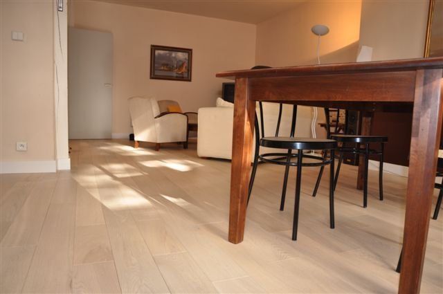 Salon avec un canapé brun et une table