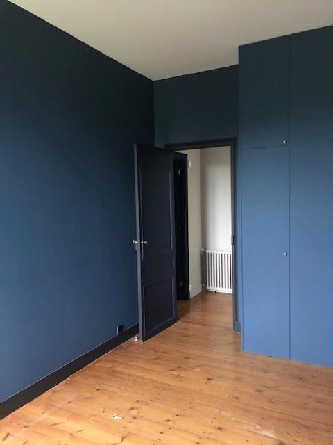 Salon équipée où l'un des mur est peint en vert