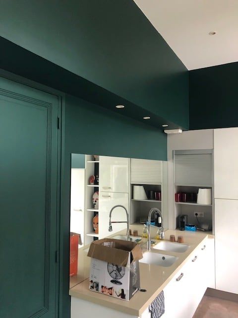 Mur à moité peint en bleu