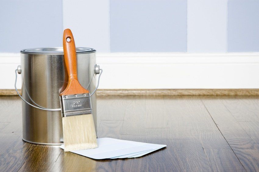 Pot de peinture devant un mur