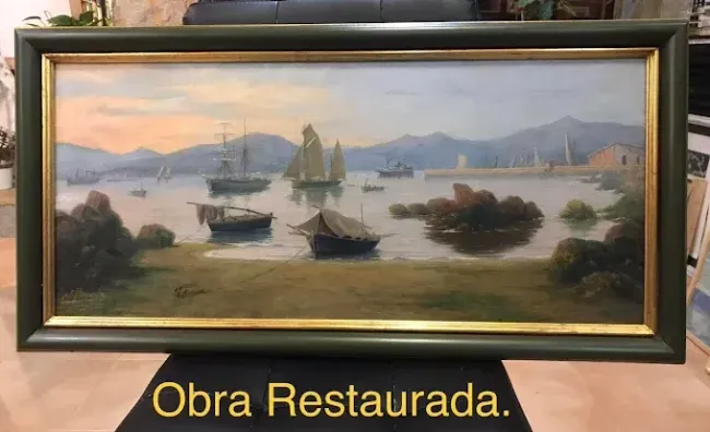 Pintura al óleo de una escena portuaria con barcos, montañas y un muelle. Enmarcada en verde y dorado. Texto: «Obra Restaurada».