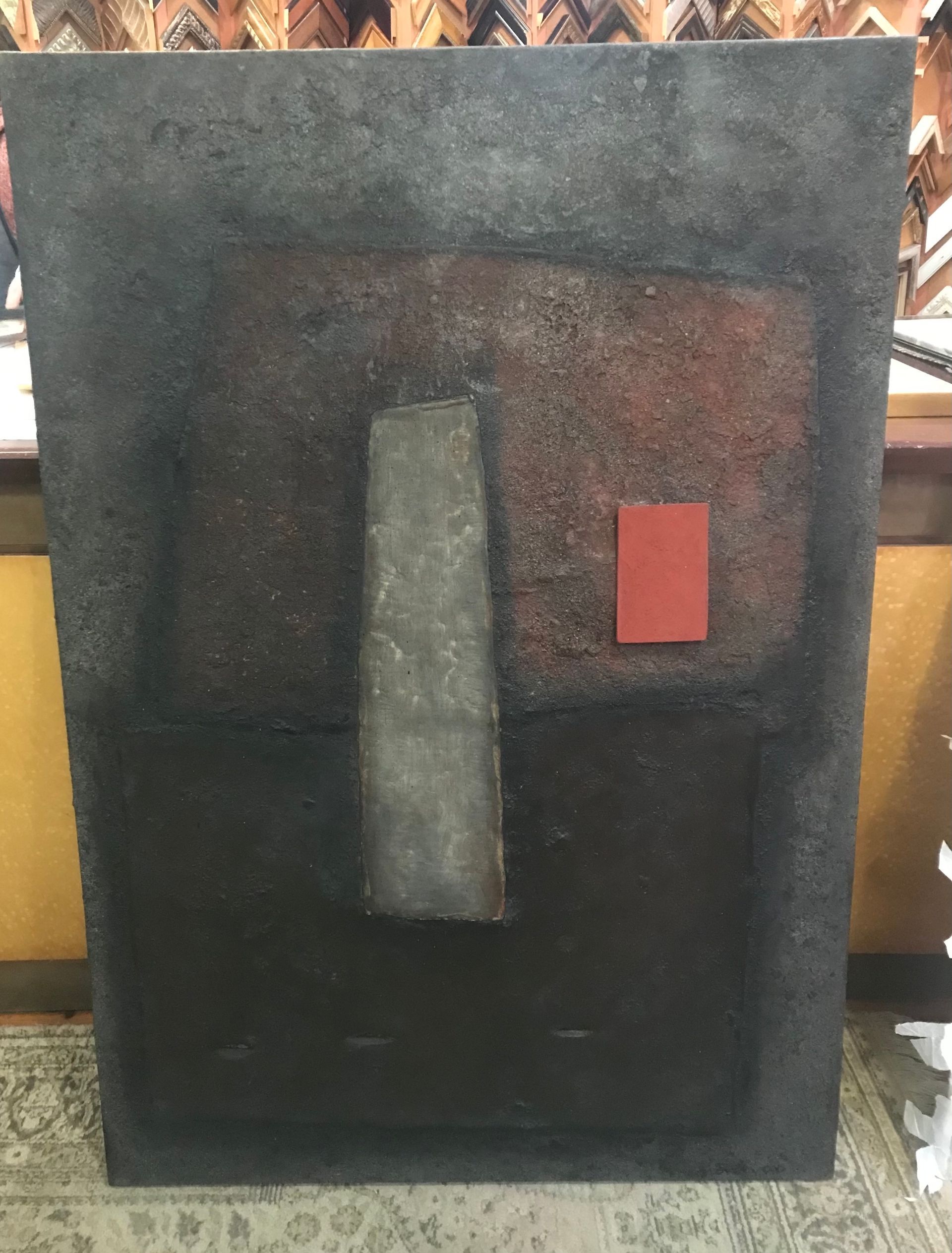 Pintura abstracta. Colores oscuros con una figura vertical central y un pequeño cuadrado rojo.