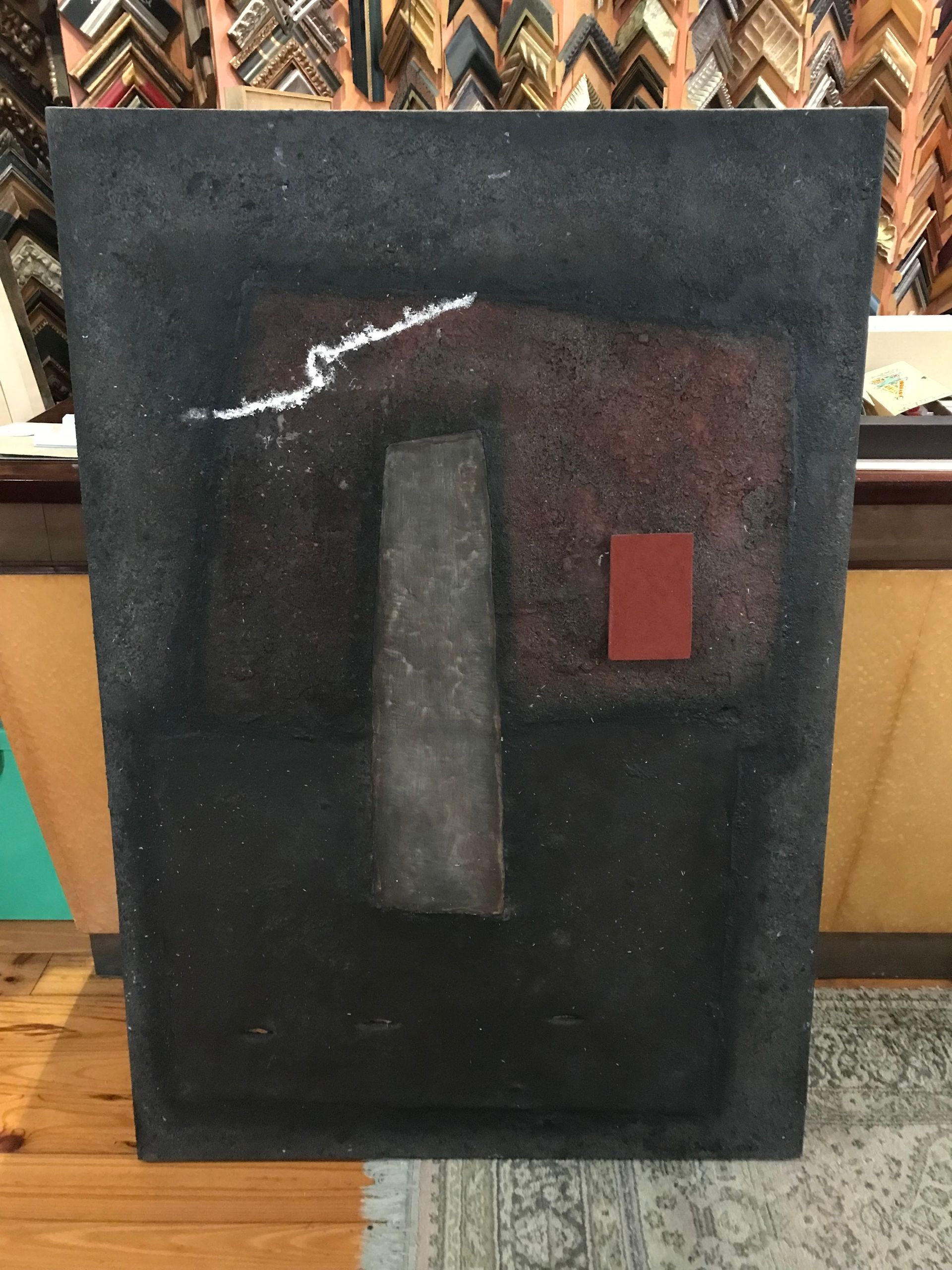 Pintura abstracta con fondo negro, formas rojas y grises. Línea blanca dentada.