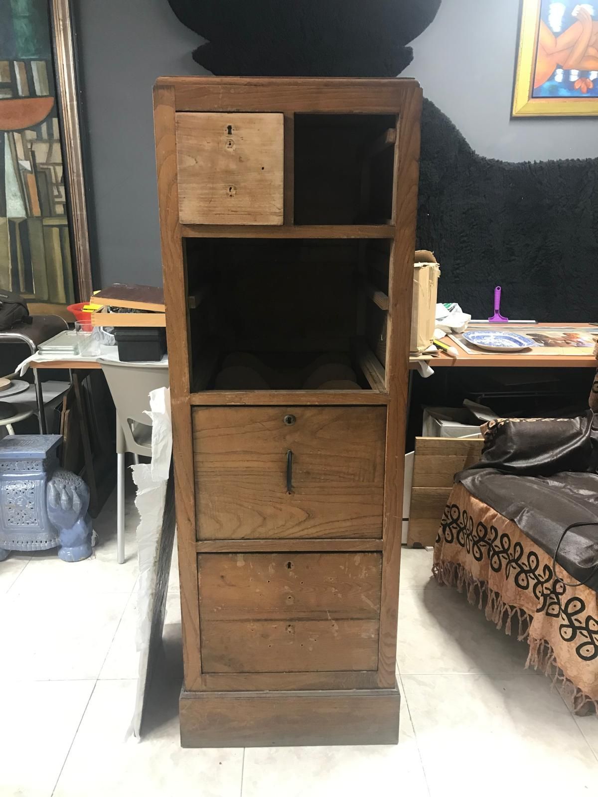 Mueble alto de madera con múltiples compartimentos y cajones, color marrón, para interior.